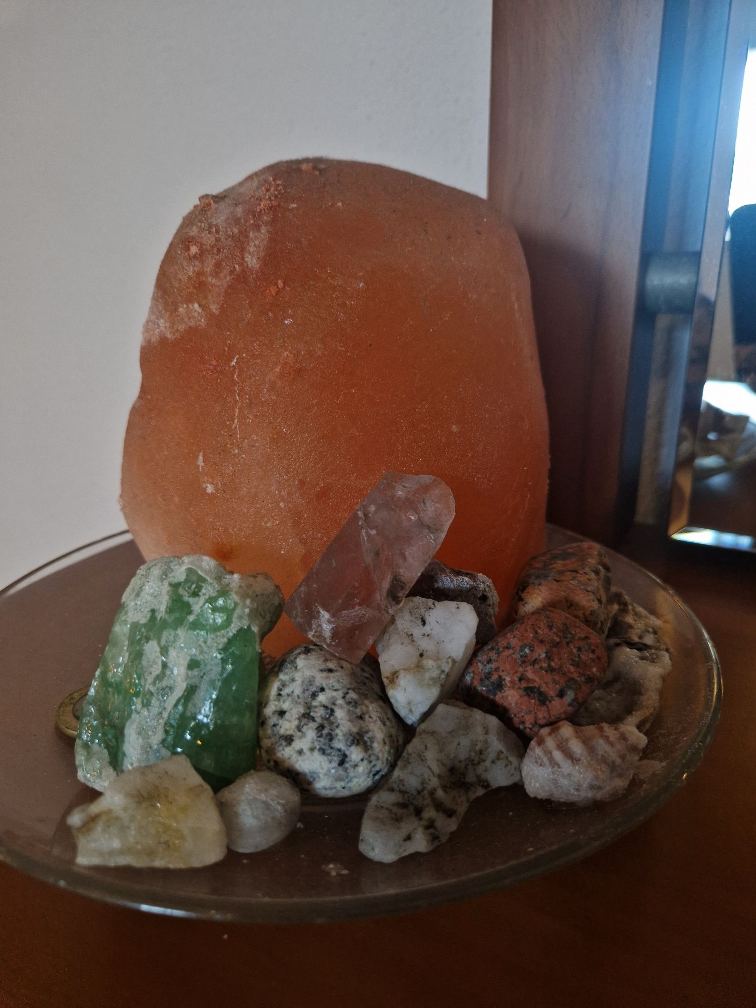 Pedra de sal do Himalaia e varios cristales minerales