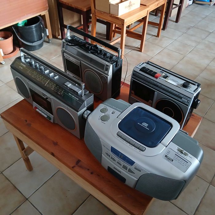 Lote  de 4 rádios, Aiwa, Panasonic, Telefunken e Sanyo