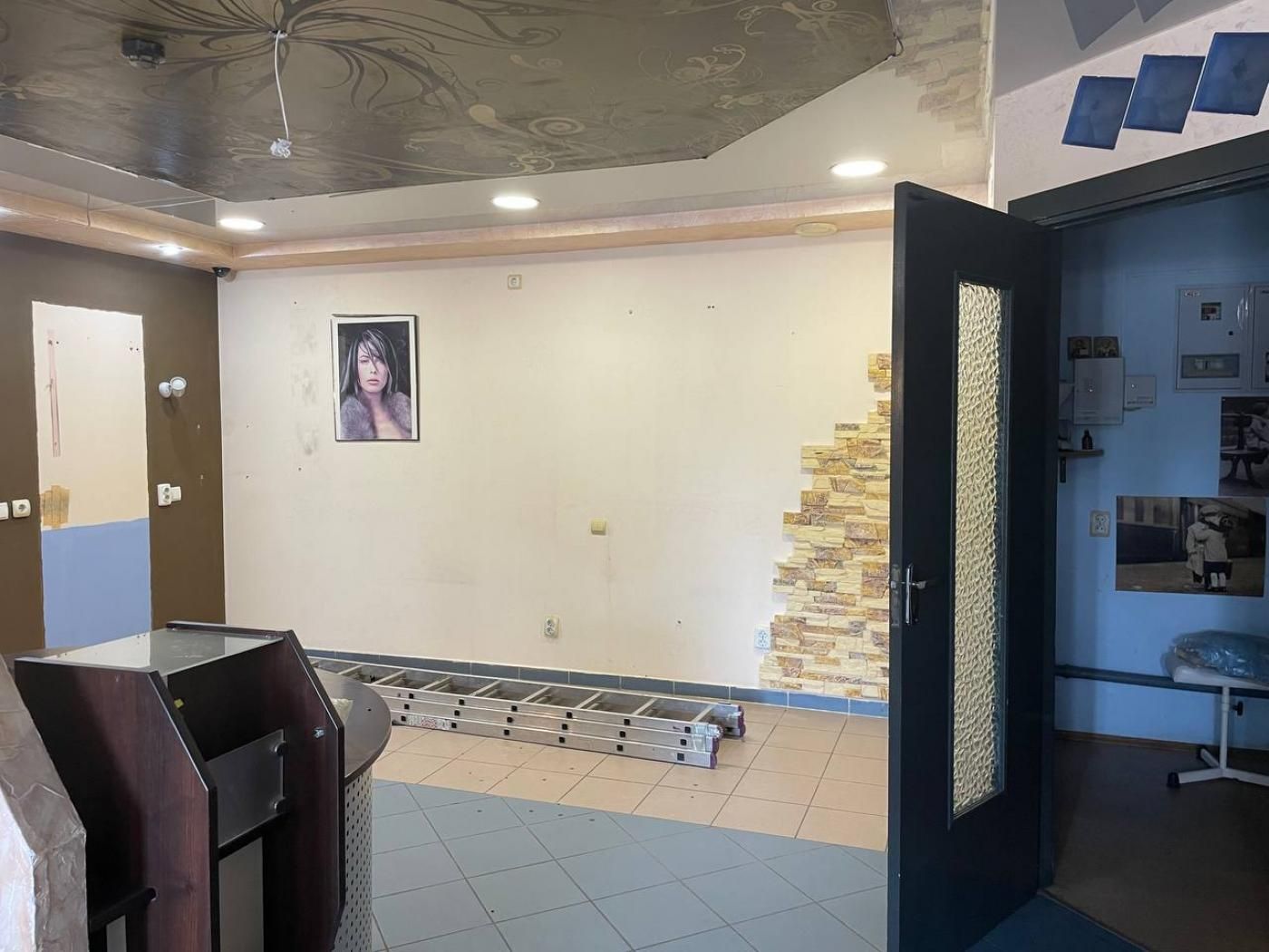 Комерція поруч з ЗД вокзалом, фасад, оренда
