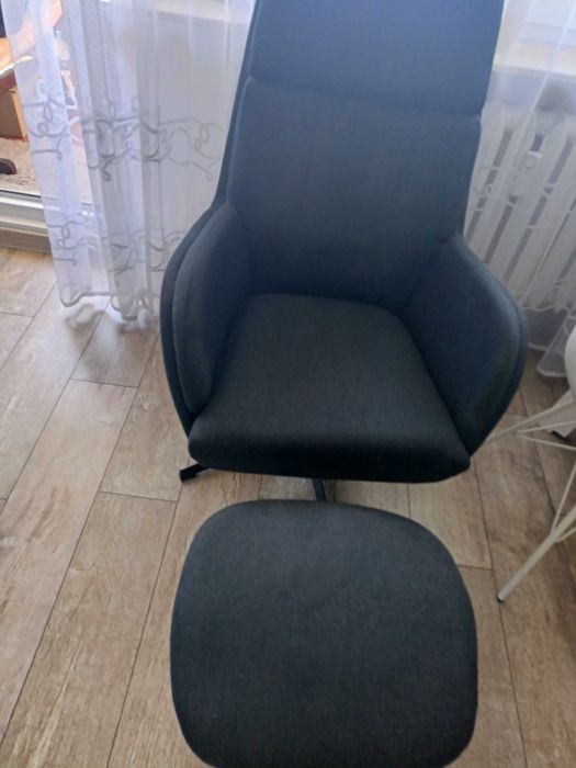 Fotel ciemnoszary z podnożkiem