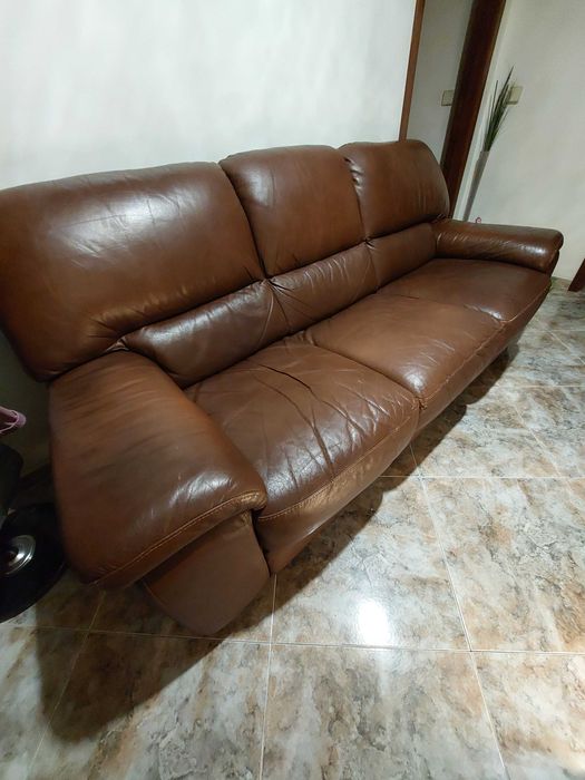 Sofá em couro castanho