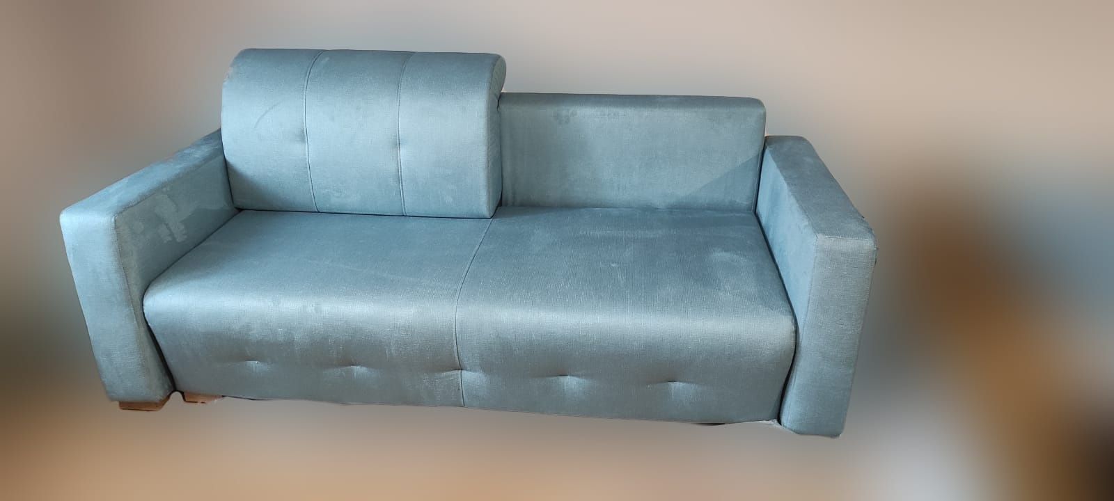 Rozkładana sofa na bonelu z  pojemnikiem na pościel.