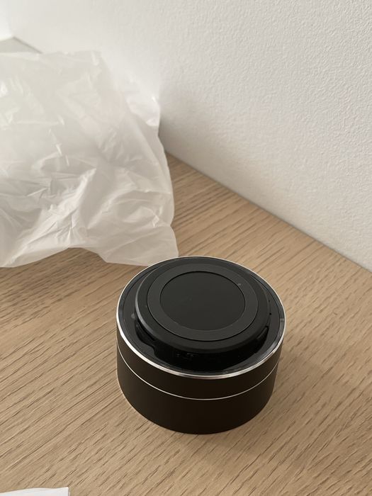 Nowy mały czarny przenośny głośnik z kablem USB