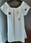 Vestido branco com flores.