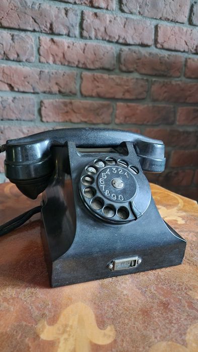Czarny stary telefon, retro