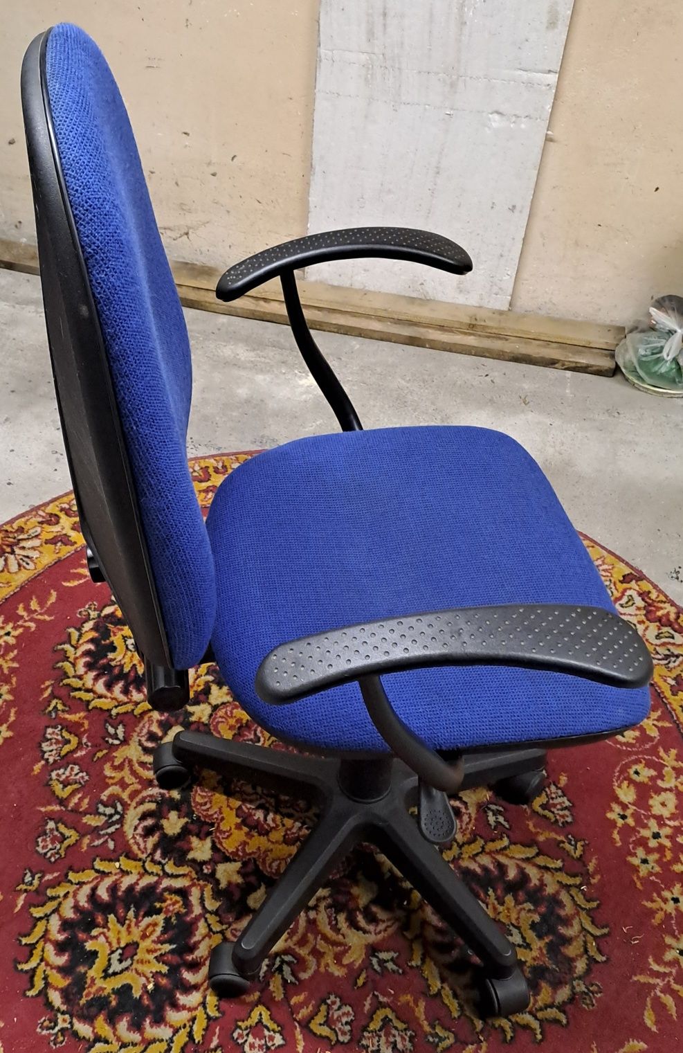 Fotel biurowy obrotowy materiał krzesło granat czarny SPRAWNY jak nowy