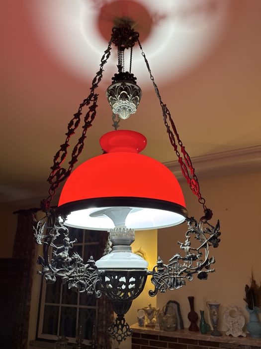 Candeeiro de teto vermelho