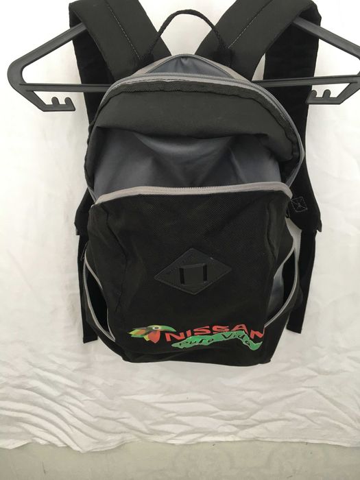 Mochila preta da Nissan