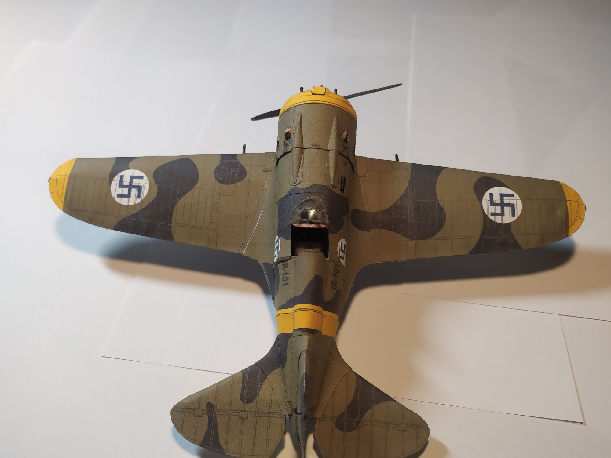Бумажная модель  трофейного И-16 ВВС Финляндии  из бумаги масштаб 1/32