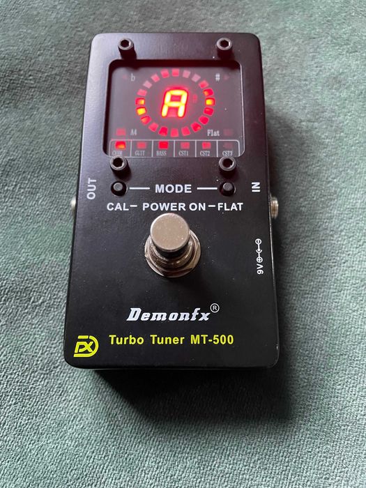 Tuner gitarowy podłogowy