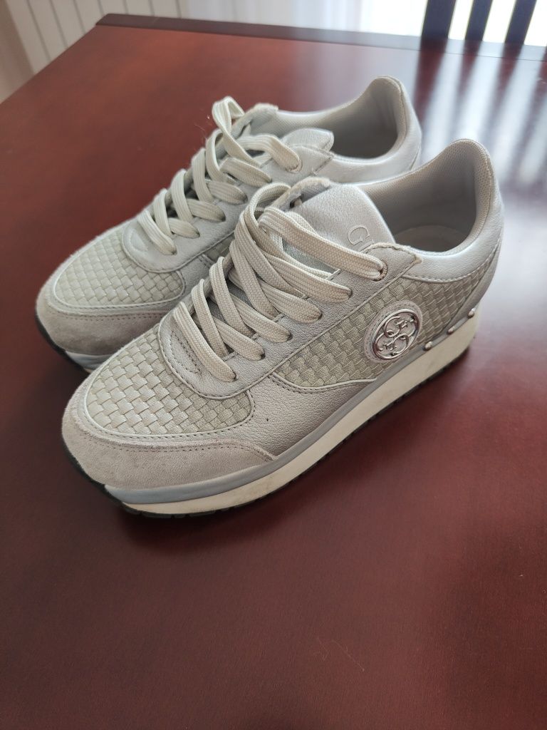 Śliczne sneakersy Guess