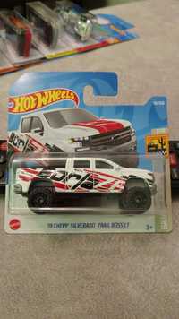 Hot Wheels '19 Chevy Silverado Trail Boss LT HCW64