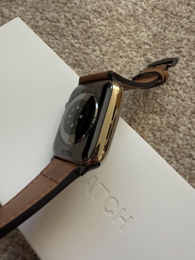 Apple Watch Series 6 44mm Stainless Steel Gold.