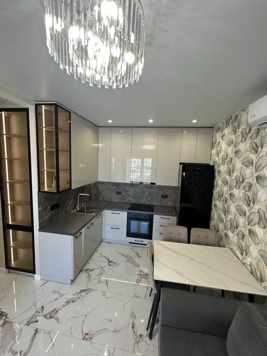 Продам. Квартиру в 61 жемчужине на Краснова. Средний этаж.