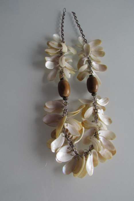 Colar com conchas
