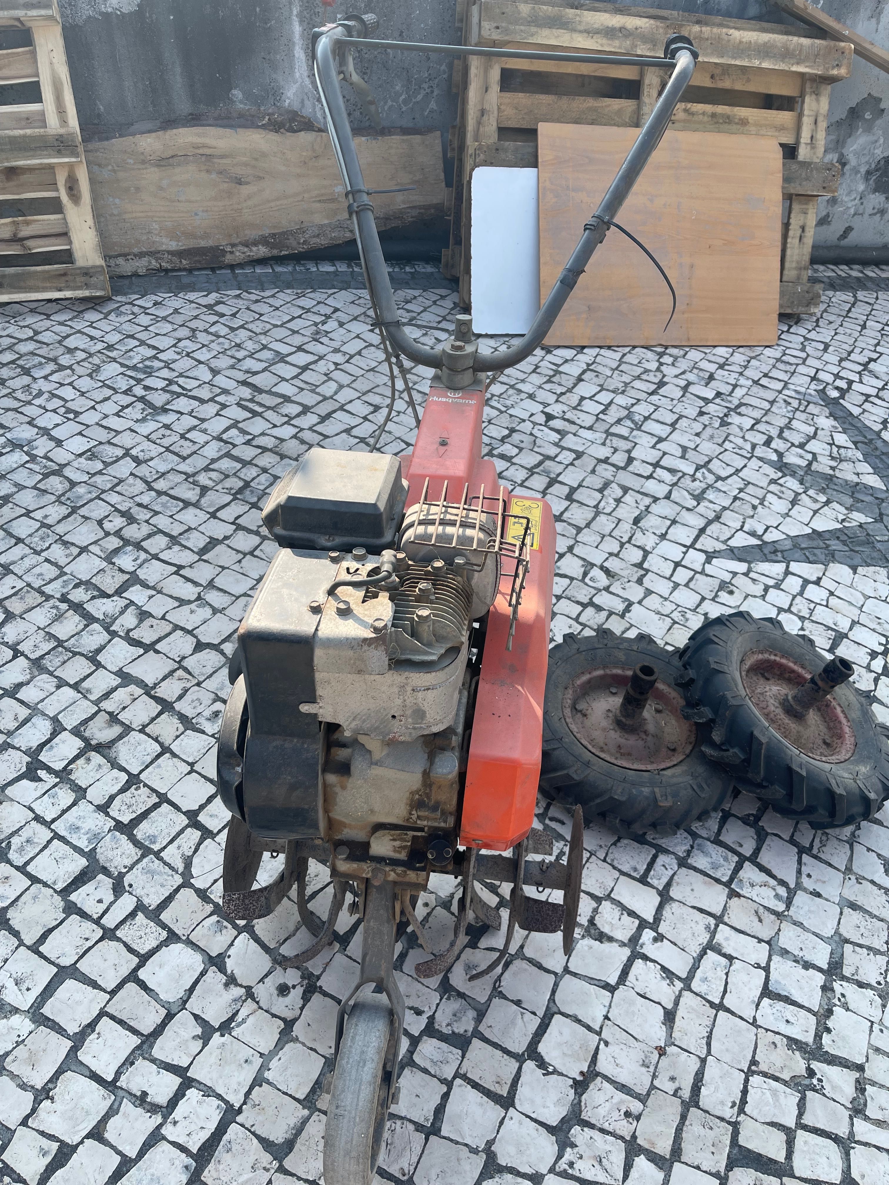 Máquina de lavrar e frezar