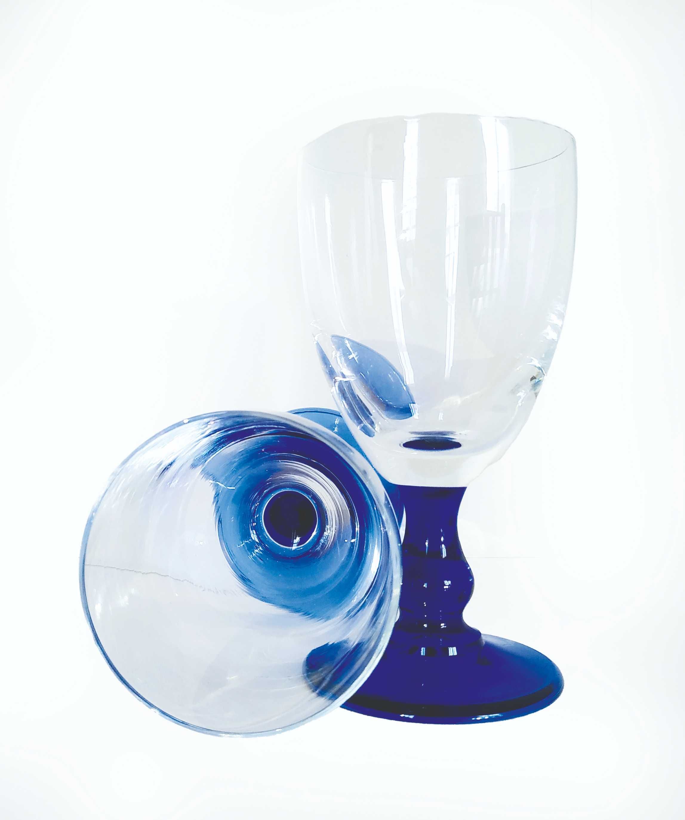2 copos de vidro com pé em azul