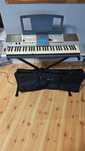 Keyboard Yamaha PSR-E403 wraz z pokrowcem oraz statywem.