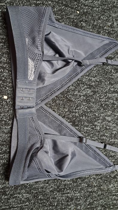 Biustonosz sloggi by Triumph w rozmiarze 70C, szary