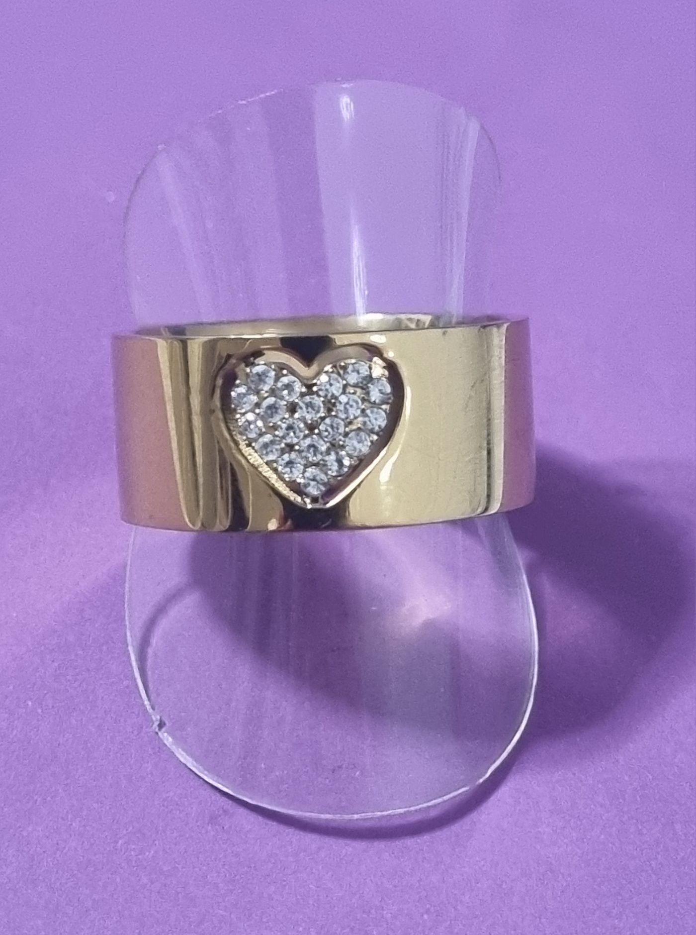 Anel dourado, em aço, com coração cheio de zirconias. T19