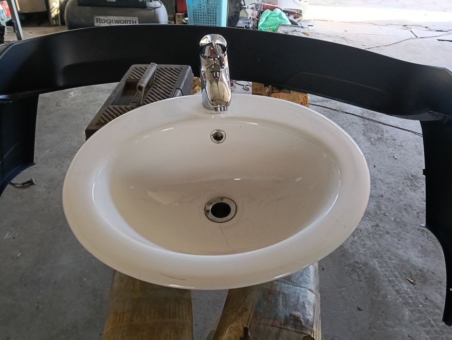 Umywalka z baterią okragla