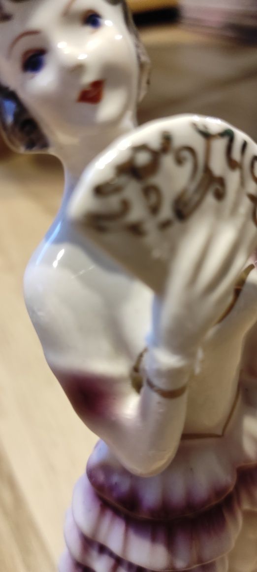 Figurka porcelanowa Dama z wachlarzem Zakład Ceramiki Szlachetnej