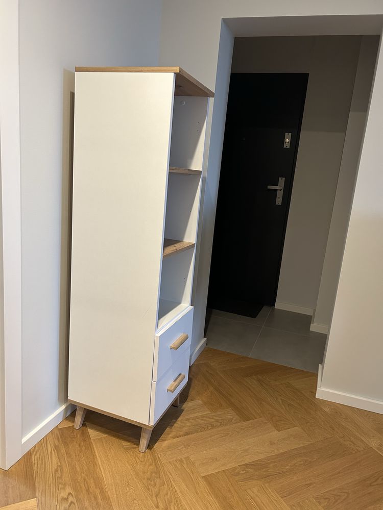 Szafka słupek w kolorze biel i dąb