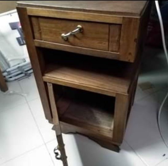 Várias Mesas em Mógno e mesas cabeceira