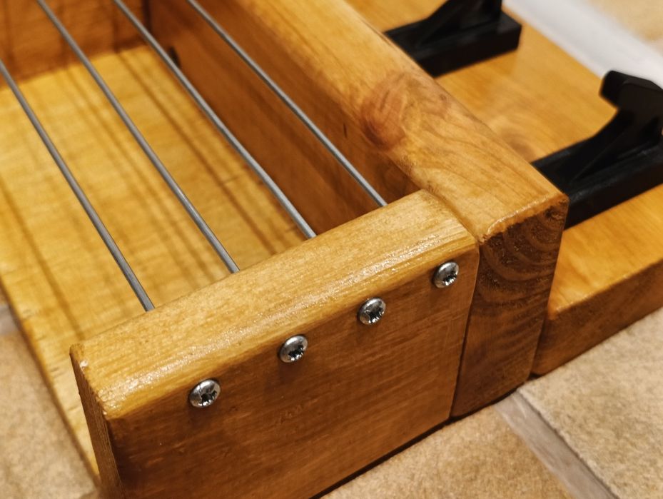 Drewniany wieszak na klucze z półką