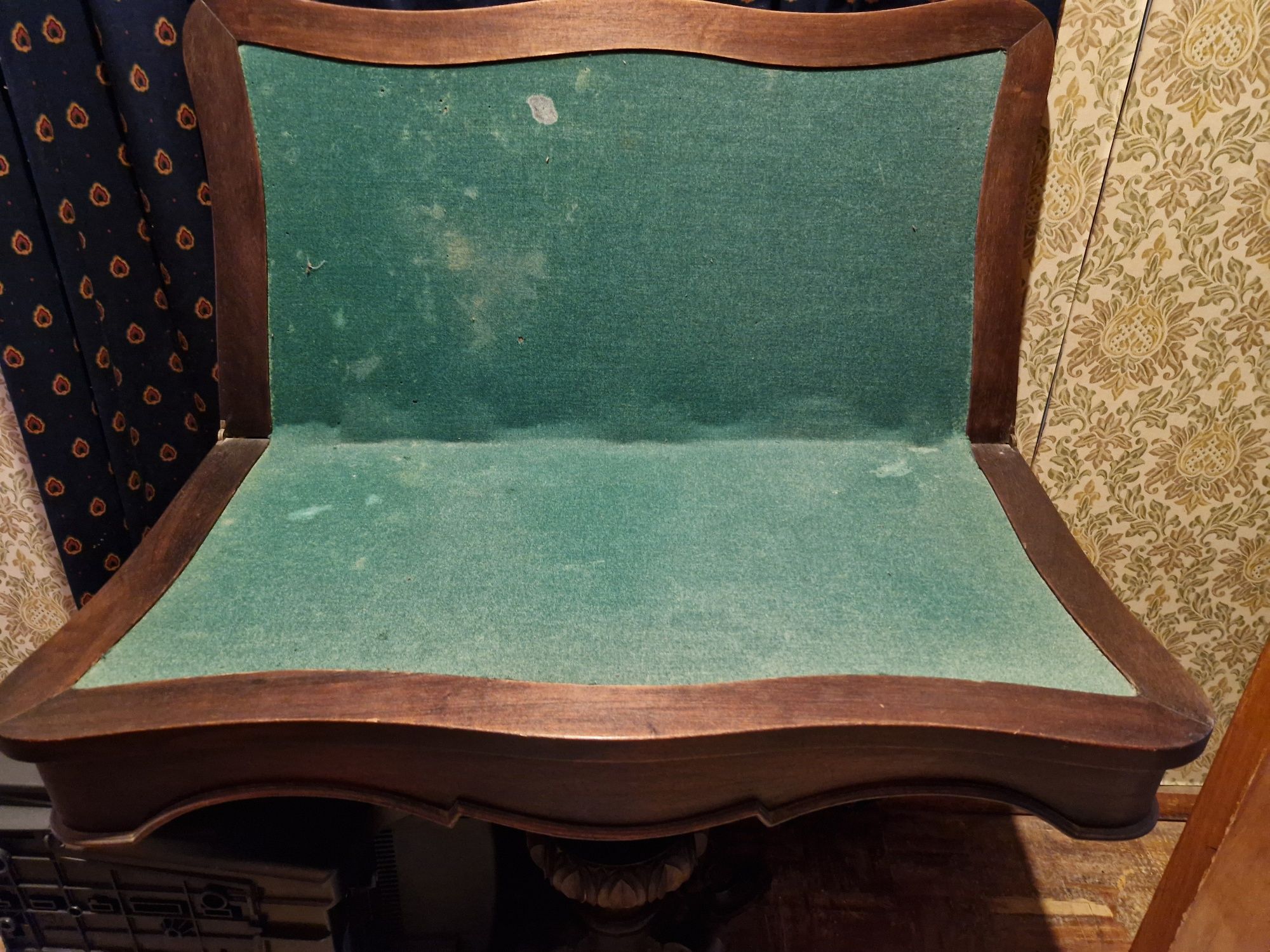 Mesa de jogo, antiga com pé em talha trabalhada