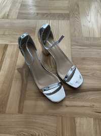 Nowe, srebrne sandały na słupku Glamorous