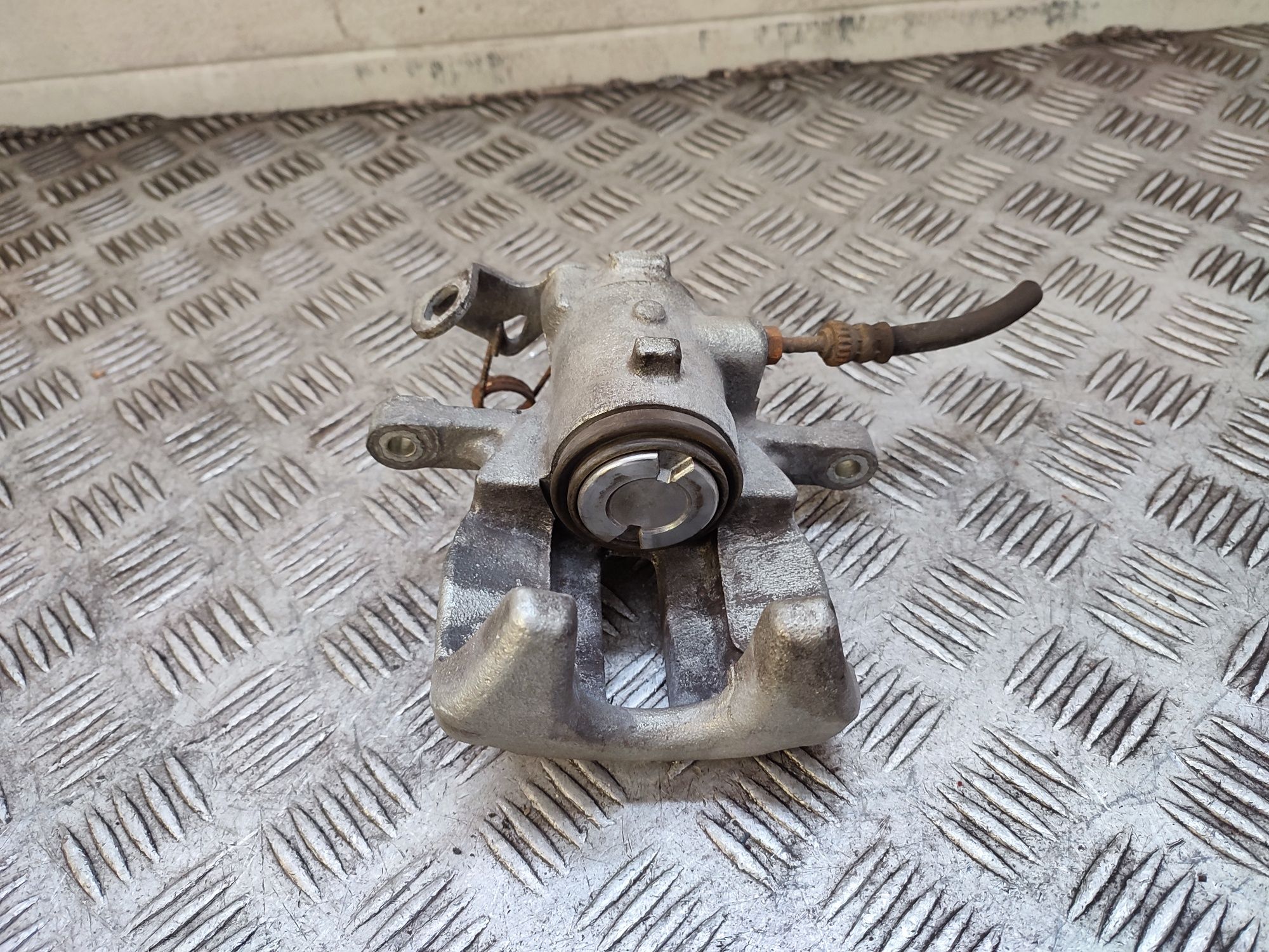 Fiat Scudo II 2.0 JTD 07-13r zacisk hamulcowy lewy tył tylny