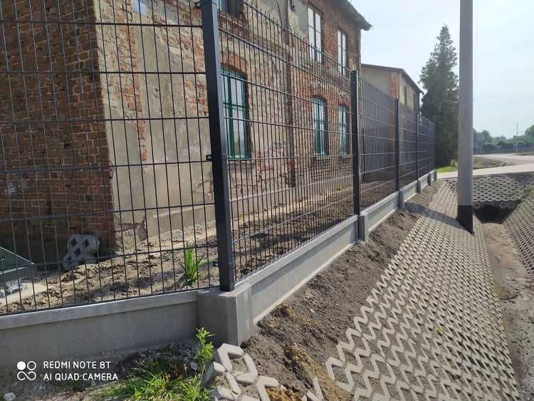 Ogrodzenie panelowe, podmurówka, montaż