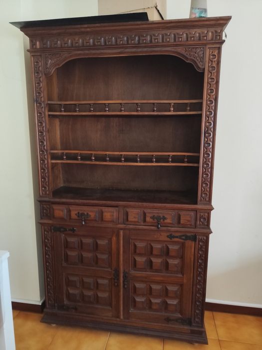 Armário antigo para restaurar.