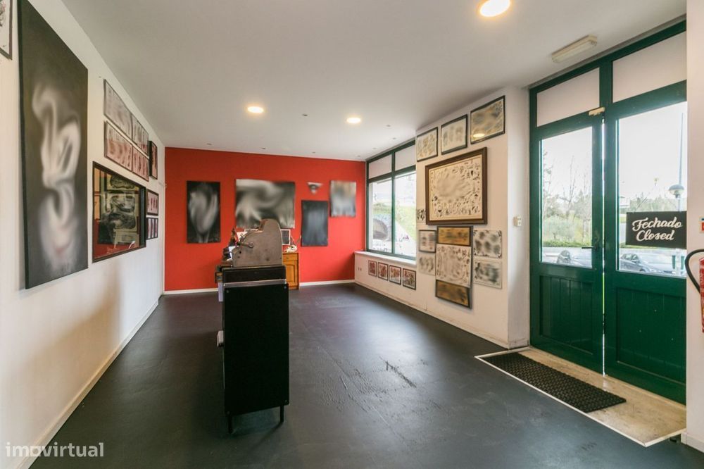 Loja em Odivelas com 124 m2 para venda.