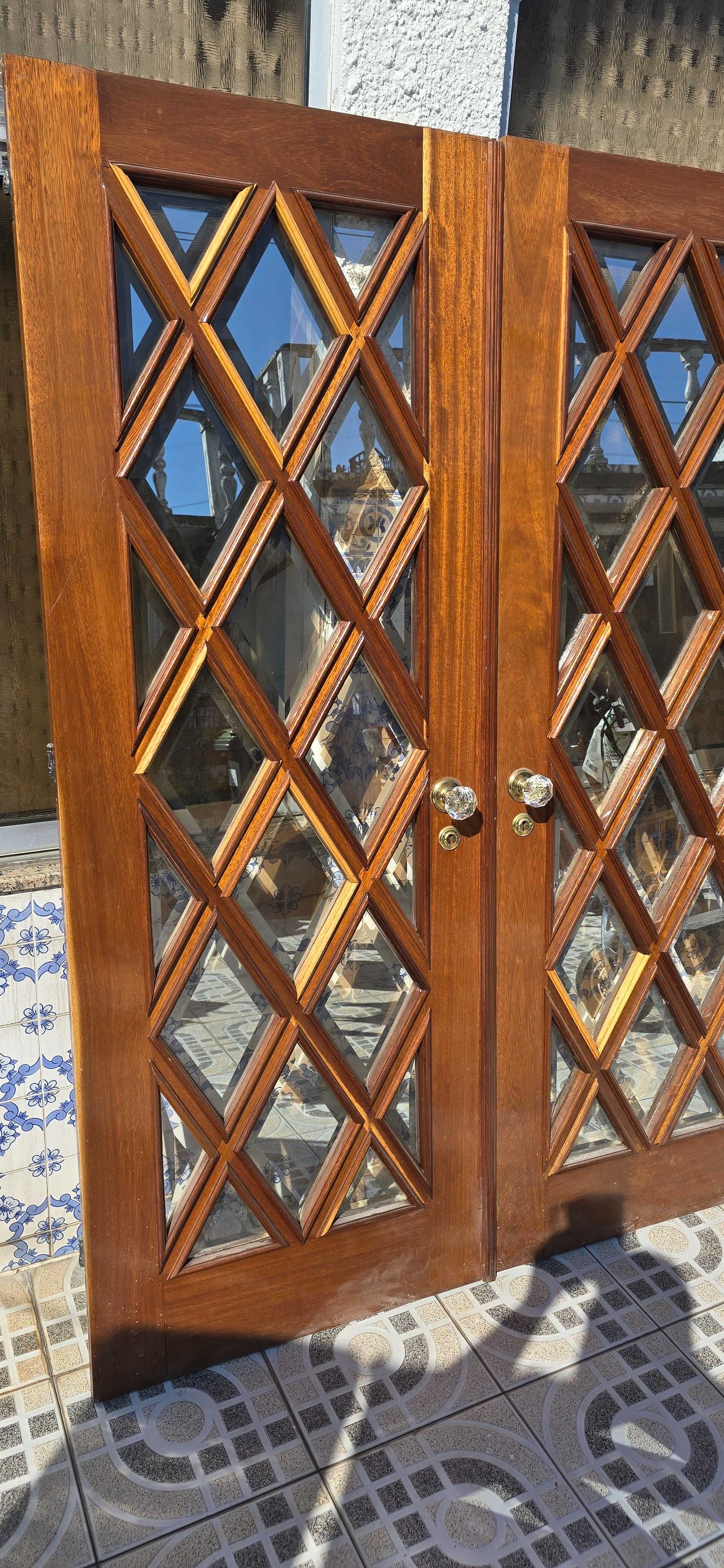 Portas em madeira e vidros espelhados completa com aros e puxadores.