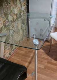 Кухонный стол из стекла