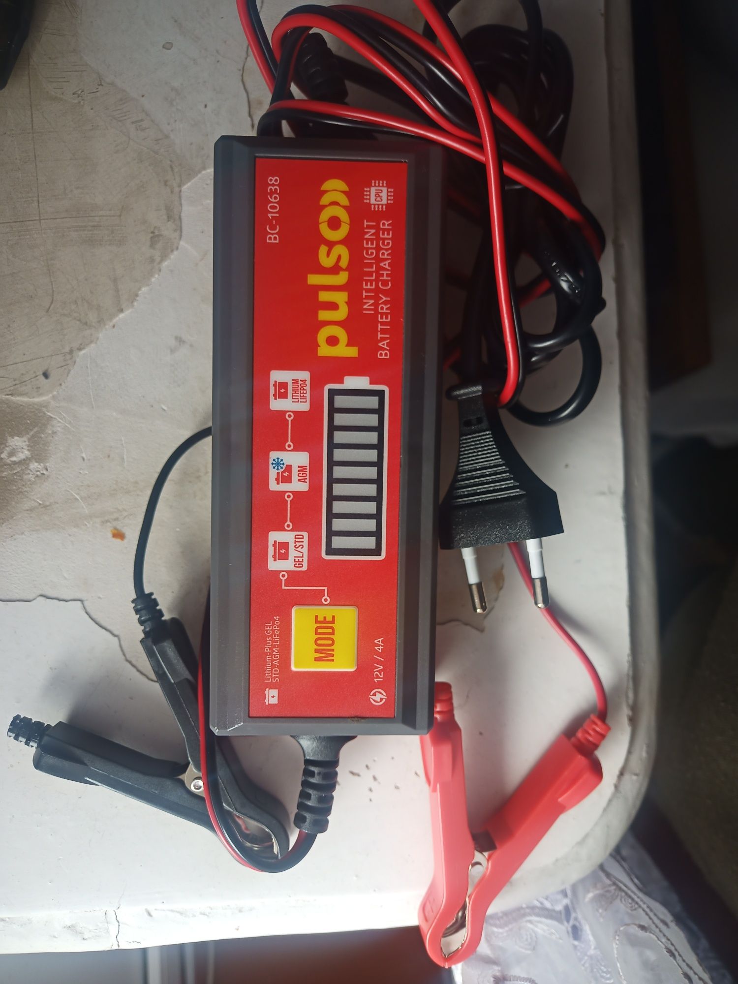 Зарядний пристрій для автомобільного акумулятораPulso BC-10638, 12В, 4