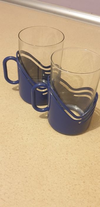 Dwie szklanki w fioletowych koszyczkach