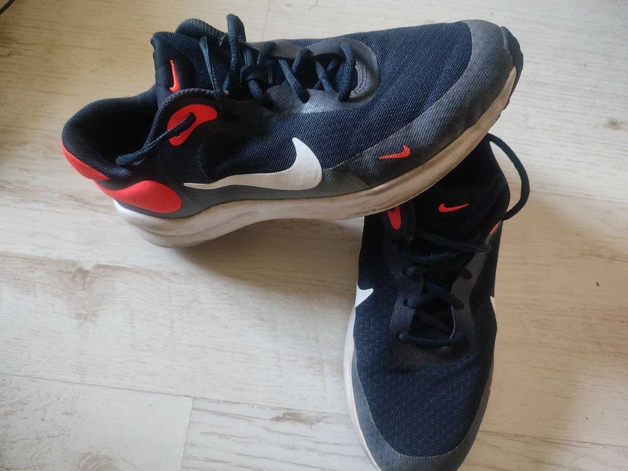 Продаются кроссовки  Nike REVOLUTION 7