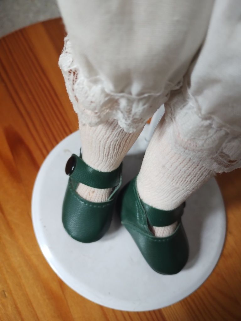 Lalka porcelanowa na stojaku 40 cm, kolekcjonerska, antyk
