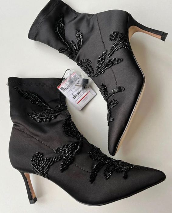 ZARA Satynowe botki na obcasie z ozdobnym haftem i koralikami