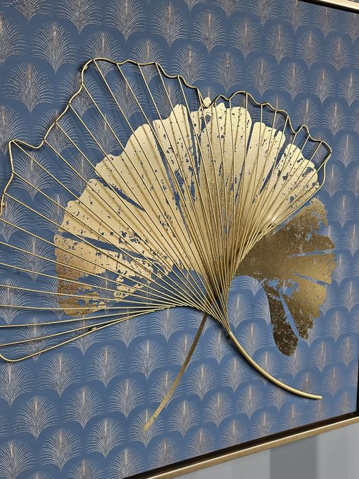 Obraz Złote liście na turkusie złota rama