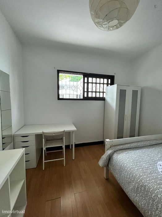 466971 - Quarto com cama de casal em...