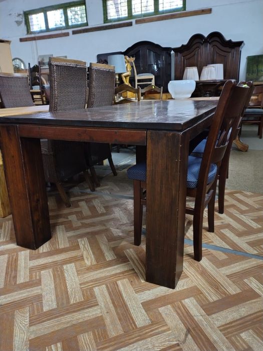 Stół z litego drewna dębowego, solidny i elegnacki.