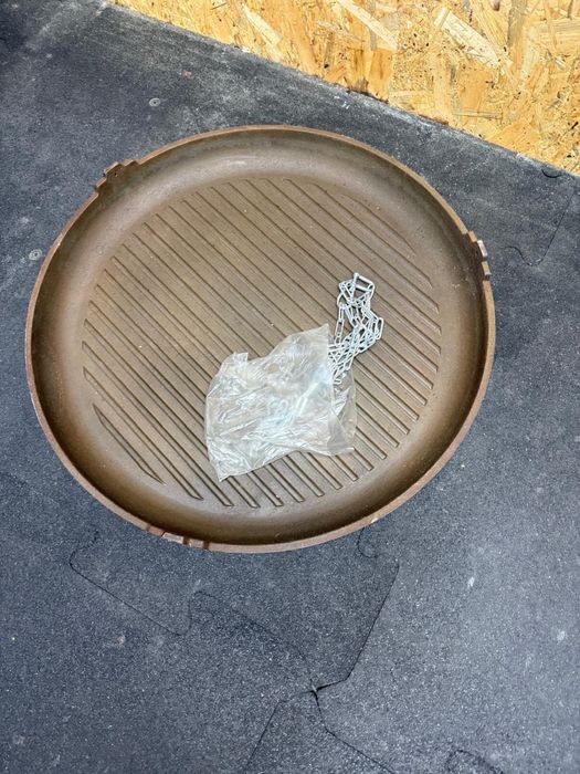 Żeliwna patelnia na ognisko