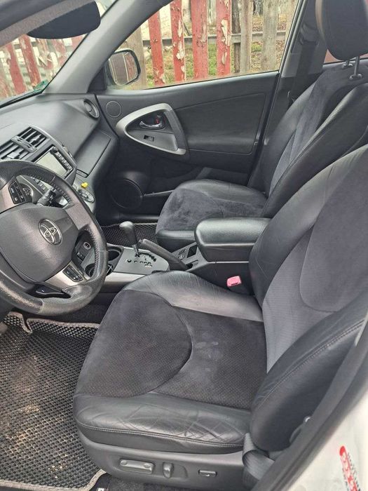 Toyota RAV4 біла