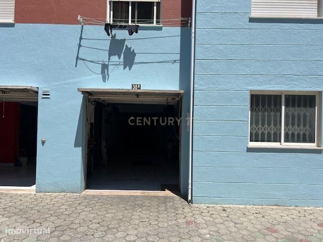 Garagem/Armazém para Venda  90m² com WC e Extração de Fumos