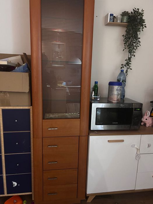 Brązowa witryna z szufladami