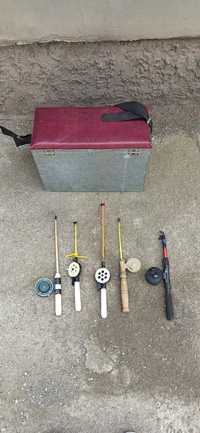 Ящик для зимней рыбалки с удочками